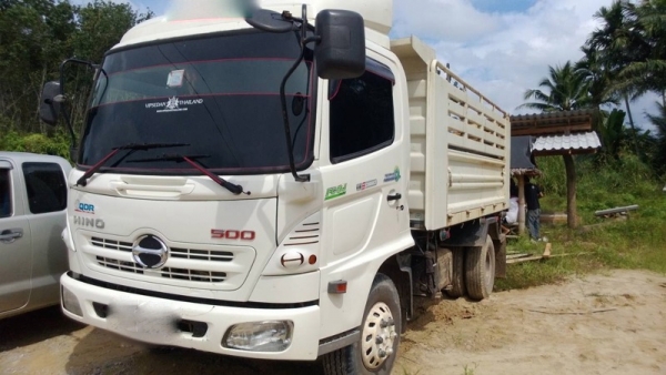 รถฮีโน่  6  ล้อดั้ม  175 แรงม้า.  ปี 54  ( รถวิ่ง 1xx,xxx กม. )   สนใจติดต่อ 081 - 6079515