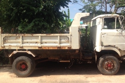 HINO KM 310 - 100 HP DM100 หกล้อดั๊มพ์ กระบะดั๊มพ์เหล็ก 4 ตันสภาพสวย ช่วงล่างใหญ่ติด F หน้าหลัง เครื่องแรงดีกำลังดีสุดๆครับ ภายในเก๋งคอนโซลครบพร้อม ช่วงล่างคัชซีสวยไม่มีแตกไม่มีบวมเลยครับ ยาง 8.25 ขอบ 16 เอกสารทะเบียนครบแต่ภาษีขาด ราคาต่อรองได้ครับ