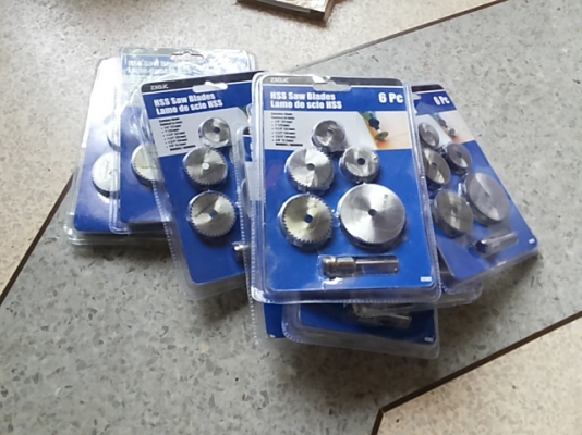 ชุดใบตัดแบบเลื่อยวงเดือน 5 ใบ 5 ขนาด  ใช้ร่วมกับเจียร์มินิ เจียร์ dremel สำหรับงาน DIY ใช้ตัดไม้ อะครีลิค พลาสติค 1 ชุดมีใบตัด 5 ใบ 5 ขนาด พร้อมแกนจับ 3 มม. ผลิตจาก high speed steel มั่นใจได้ ในความคม และความทนทาน สินค้ามาในแพ๊คเกจอย่างดี