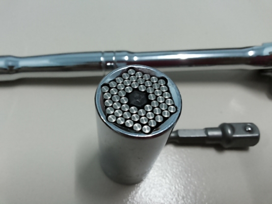 ประแจบล็อคอเนกประสงค์ ชุดเดียวขันได้หมดจ้า ไม่ต้องพกชุดบล็อคให้ยุ่งยาก ชุดนี้ชุดเดียวขันน็อตได้ตั้งแต่ เบอร์ 7 - 19 มม. แถมยังสามารถขันหางปลา ขอเกี่ยวต่าง ๆ ได้อีก ลูกบล็อค สามารถรับแรงขันหรือแรงบิดได้ถึง 150 ฟุตปอนด์ครับ   ลองชมคลิปการใช้งานดู