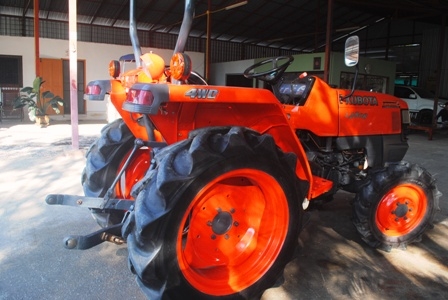 ขายรถไถ Kubota L 2808 (4WD) พร้อมผานพรวน รถพร้อมใช้งานครับ