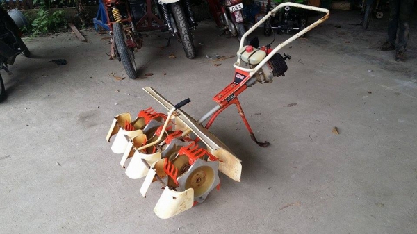 เครื่องกำจัดวัชพืชในร่องข้าว 3 แถว เก่าญี่ปุ่น ขนาดกระทัดรัด ใช้งานงานได้สะดวก เครื่องกำจัดวัชพืชในร่องข้าว 3 แถว เก่าญี่ปุ่น ขนาดกระทัดรัด ใช้งานงานได้สะดวก