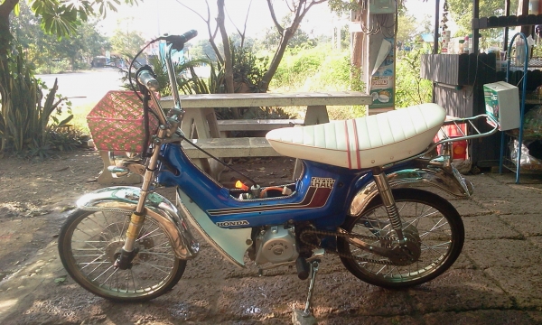 ขาย ชาลีเครื่องไลฟาน 125 สภาพดี ขี่ได้ (ไม่มี ท.บ.มีใบซื้อขายจากทางร้าน) ค่าตัว 12000 บาท