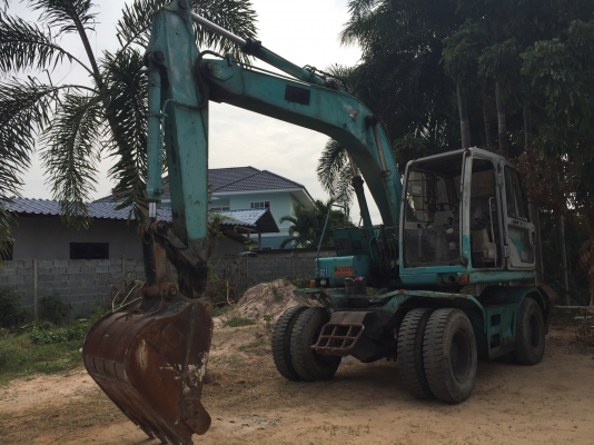 ขาย แบคโฮ ล้อยาง kobelco  SK100W ปี2549   06  เครื่อง 6D  น้ำหนัก 10600 ก.ก.  ตามสภาพครับ  ใช้งานได้อยู่ ภาษีไม่ขาด เล่มพร้อมโอน