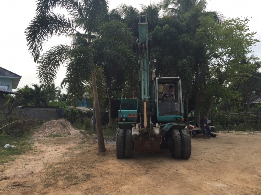 ขาย แบคโฮ ล้อยาง kobelco  SK100W ปี2549   06  เครื่อง 6D  น้ำหนัก 10600 ก.ก.  ตามสภาพครับ  ใช้งานได้อยู่ ภาษีไม่ขาด เล่มพร้อมโอน