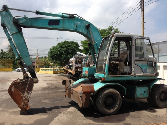 ขาย แบคโฮ ล้อยาง kobelco  SK100W ปี2549   06  เครื่อง 6D  น้ำหนัก 10600 ก.ก.  ตามสภาพครับ  ใช้งานได้อยู่ ภาษีไม่ขาด เล่มพร้อมโอน