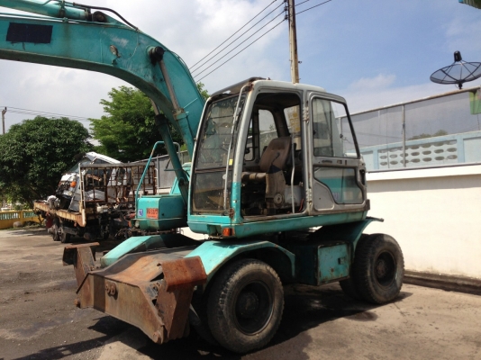 ขาย แบคโฮ ล้อยาง kobelco  SK100W ปี2549   06  เครื่อง 6D  น้ำหนัก 10600 ก.ก.  ตามสภาพครับ  ใช้งานได้อยู่ ภาษีไม่ขาด เล่มพร้อมโอน