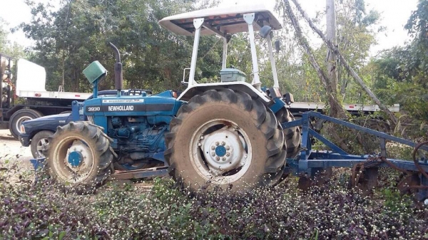 ขายรถไถ 2เพลา-3 สูบ65แรงม้า  newholland 3930  ดันดินมีผานหน้า ผานหลัง ยางใหม่เอกสารเล่มทะเบียน ราคาต่อรองได้เต็มที่