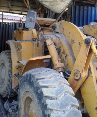 CAT 922 รถตักล้อยางสภาพดีพร้อมทำงานได้เลยครับ เครื่องเดิมปั๊มเดิมๆทำงานได้เร็วคล่องตัวดี ระบบเกียร์เข้าง่ายไม่มีหลุด ช่วงล่างแน่นดีมากครับ ยางสภาพดีประมาณ 60\% พร้อมใช้งาน เอกสารสัญญาซื้อขาย ราคาต่อรองได้ครับ