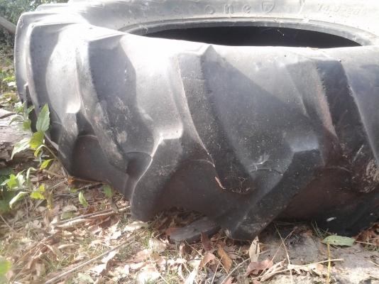 ขายตามสภาพยางติดกับรถไถคูโบต้า50แรง14.9-28 สภาพพอใช้ได้1คู ขายตามสภาพยางติดกับรถไถคูโบต้า50แรง14.9-28 สภาพพอใช้ได้1คู