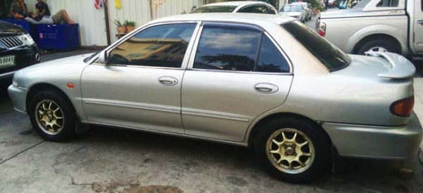 e-car ปี 95 เครื่อง 1,500 เกียร์ออโต้ ติดแก๊ส เครื่องดี เกียร์ดี ช่วงล่างโอเค แอร์หนาวมาก ภายในเรียบร้อย เซ็นทรัลล็อค ล้อแม็กซ์ ขับสบาย ประหยัดสุดๆ สีมีตำหนิกันชนหน้าหลังนิดหน่อย นอกนั้นสวย หลังคาสวยๆ