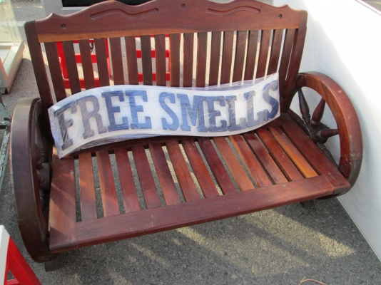 โต๊ะล้อเกวียนครับ   ไม้แดงแข็งแรง  ราคาหลินรัชดาอยู่แล้ว