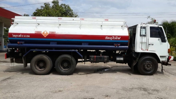 รถอีซูซุ 10 ล้อ บรรทุกน้ำมัน  175 แรงม้า. ปี 35  สนใจติดต่อ 081 - 6079515