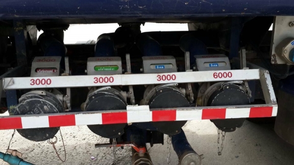 รถอีซูซุ 10 ล้อ บรรทุกน้ำมัน  175 แรงม้า. ปี 35  สนใจติดต่อ 081 - 6079515