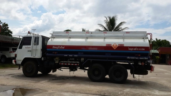 รถอีซูซุ 10 ล้อ บรรทุกน้ำมัน  175 แรงม้า. ปี 35  สนใจติดต่อ 081 - 6079515