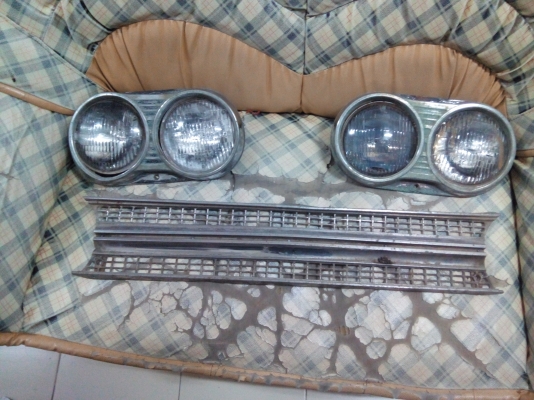 ขายชุดกระจังหน้าพร้อมไฟหน้า ดักสัน521 ราคา1500