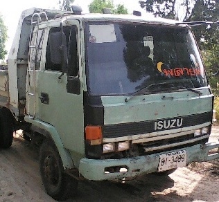 ISUZU ROCKY 175 HP 6BG1 หกล้อดั๊มพ์ กระบะดั๊มพ์เหล็ก 6 ตันสภาพดี เครื่องแน่นแรงดีมากครับ ภายในเก๋งคอนโซลครบพร้อม พวงมาลัยเพาเวอร์ ระบบเบรคทริ๊ปฟี้ครบครัน ช่วงล่างแน่นยาง 8.25 ขอบ 26 สภาพใหม่ดี 90\% พร้อมใช้งาน เอกสารทะเบียนชุดโอนครบพร้อม ราคาต่อรองได้ครับ