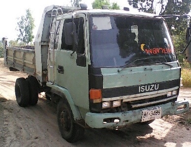 ISUZU ROCKY 175 HP 6BG1 หกล้อดั๊มพ์ กระบะดั๊มพ์เหล็ก 6 ตันสภาพดี เครื่องแน่นแรงดีมากครับ ภายในเก๋งคอนโซลครบพร้อม พวงมาลัยเพาเวอร์ ระบบเบรคทริ๊ปฟี้ครบครัน ช่วงล่างแน่นยาง 8.25 ขอบ 26 สภาพใหม่ดี 90\% พร้อมใช้งาน เอกสารทะเบียนชุดโอนครบพร้อม ราคาต่อรองได้ครับ