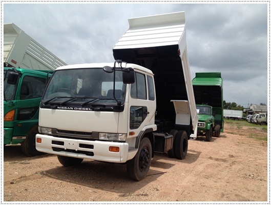 ใครชอบนิสสันมาทางนี้ NISSAN  UD เครื่อง FE6  220 แรงม้า ระบบน้ำมัน กระบะดั้มพ์ดิน ยาว 3.80 เมตร กว้าง 2.20 เมตร ดั้มพ์ 4 ตัน ยาง 900 ขอบ 20 นิ้ว รถสวยราคาถูกต้อนรับปีใหม่ สนใจรีบเลยค่ะ
