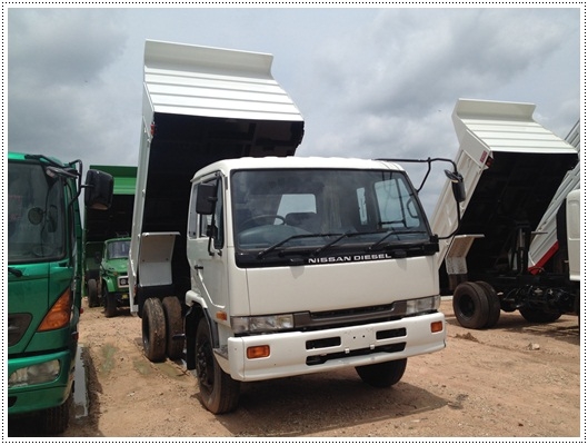 ใครชอบนิสสันมาทางนี้ NISSAN  UD เครื่อง FE6  220 แรงม้า ระบบน้ำมัน กระบะดั้มพ์ดิน ยาว 3.80 เมตร กว้าง 2.20 เมตร ดั้มพ์ 4 ตัน ยาง 900 ขอบ 20 นิ้ว รถสวยราคาถูกต้อนรับปีใหม่ สนใจรีบเลยค่ะ