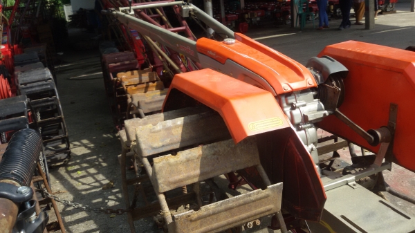 ขายรถไถคูโบต้าสยามพรัสล้อใหญ่มีฟาครอบล้อรุ้นพิเษศพร้อมใช้งานราคาต่อรองได้นะครับ