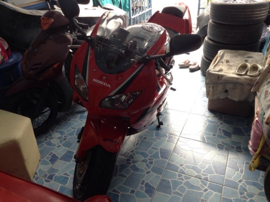 ขายครับ CBR 400.cc. จดทะเบียนปี. 93 ทะเบียนแท้ครับโอนได้ทุกขนส่ง เครื่องแน่นๆ เกียรดี สีสวย พร้อมใช้ วิ่งไกลสบายพร้อมออกทริป ปล่อยมือขับสบาย ไม่ต้องกลัวด่านครับ ผ่านฉลุย. ราคาแค่ 69000. ครับ กอล์ฟครับ. 085-359-4089 ดูรถ สายไหมวงศกรครับ