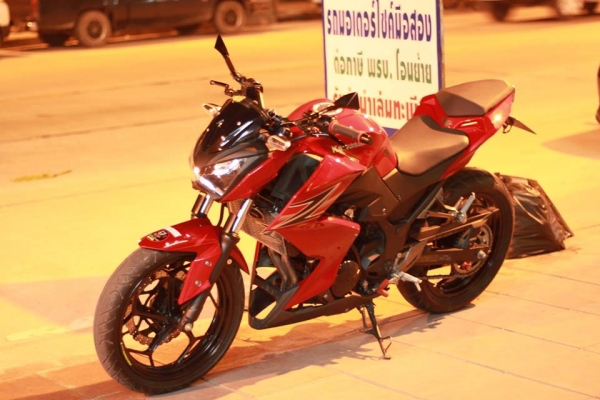 Z 250 สีแดงของแต่งเพียบ Z 250 สีแดงของแต่งเพียบ