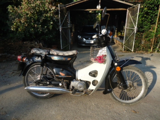 ขาย HONDA C70 สภาพดี วิ่งทางไกลได้ครับเคยวื่งไปกลับ เชียงใหม่ ลำปาง เป็นประจำมาแล้วครับ (ไม่มีปัญหาครับ สบายๆ ชิวๆ) เพราะเป็นเครื่อง HONDA CUSTOM มีเล่มทะเบียนแท้ (ไม่โอนแต่ต่อภาษีได้ตลอดครับ) ขายราคา 15,000.-
