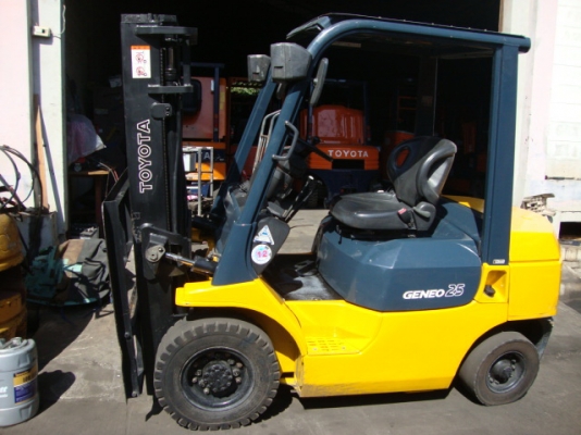 ขายรถโฟล์คลิฟท์ TOYOTA  7FD25  เครื่องยนต์ดีเซล  เสาสูง  3  เมตร  เกียร์ธรรมดา  ยางตัน  งา 1,070  มม.(มีหลายคันให้เลือก)