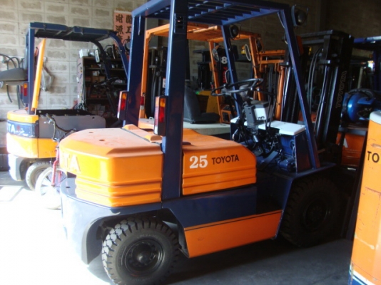 ขายรถโฟล์คลิฟท์ TOYOTA 7FD25 เครื่องยนต์ดีเซล เสาสูง 3 เมตร เกียร์ธรรมดา ยางตัน งา 1,070 มม.(มีหลายคันให้เลือก) ขายรถโฟล์คลิฟท์ TOYOTA 7FD25 เครื่องยนต์ดีเซล เสาสูง 3 เมตร เกียร์ธรรมดา ยางตัน งา 1,070 มม.(มีหลายคันให้เลือก)