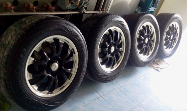 ขายล้อ 18 8" 6 รู ยางใช้ได้ 265/60 255/50