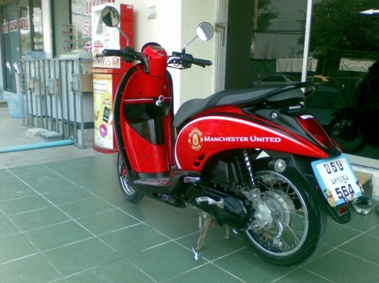ลดราคาพิเศษ Scoopy &ndash; i ลายลิขสิทธิ์แมนยู ราคา 26500 บาท สวยจริง