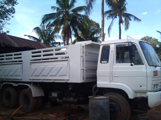 /// สิบล้อดั้มดิน UD 230แรง