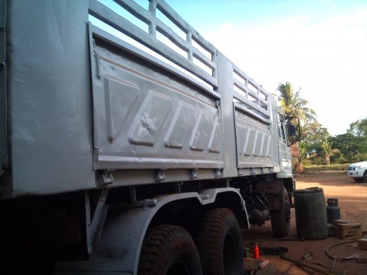 /// สิบล้อดั้มดิน UD 230แรง