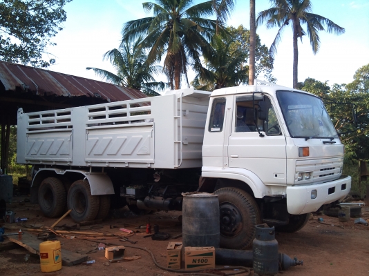 /// สิบล้อดั้มดิน UD 230แรง