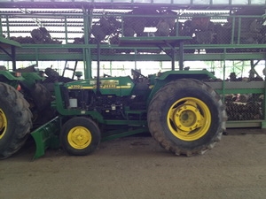 ขายรถไถจอนเดียร์ รุ่น 5130 สภาพใหม่มากราคาไม่แพงชัวโมงน้อยจอดไม่ได้ใช้งานมีหลายคันหลายรุ่น