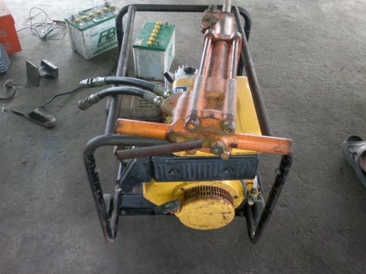 ขายเครื่องกระแทกสกัดคอนกรีตระบบไฮดรอลิคเก่าญี่ปุ่นยี่ห้อ TOKU เครื่องขนาด 9 แรงม้าพร้อมหัวกระแทกสภาพสวย