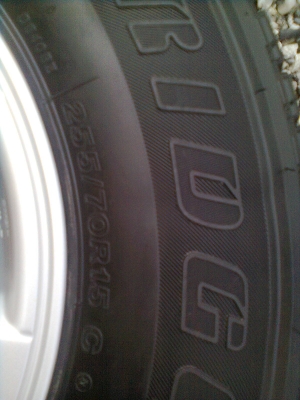 ขายยางอะไหล่พร้อมแม็ก 255/70R15 ยางปี 08  ไว้ทำอะไหล่ 1 เส้น