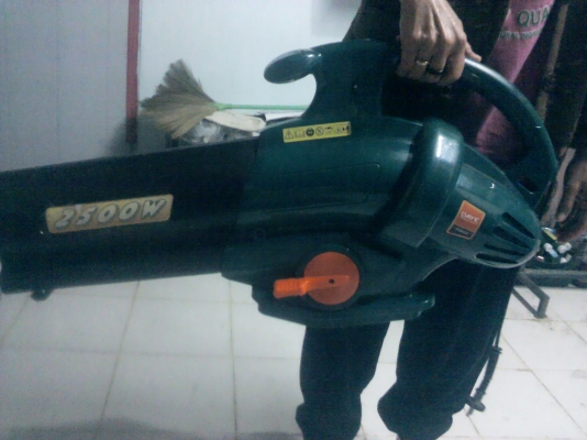 ปืนเป่าลม ขนาด2500W. ของยี่ห้อ DAYE ไว้เป่าเศษใบไม้แทนไม้กวาดได้