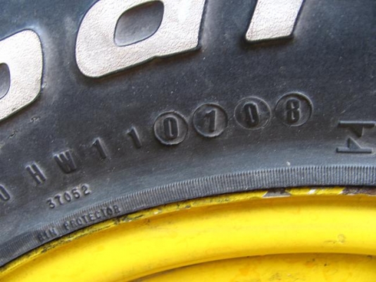 ล้ออะไหล่พร้อมยาง B/F 31-10.5-15  ปี 08 ถูกๆมาแล้วครับ  วงละ 1,500 บาท