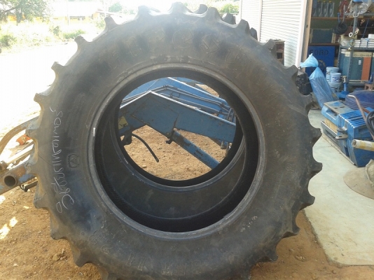 ขายแล้ว ยางหลังรถไถถอด\% 18.4 - 34 ไฟร์สโตนเก่านอก คู่ละ25,000บาท. ขอบคุณพี่หนุ่ม มากครับ