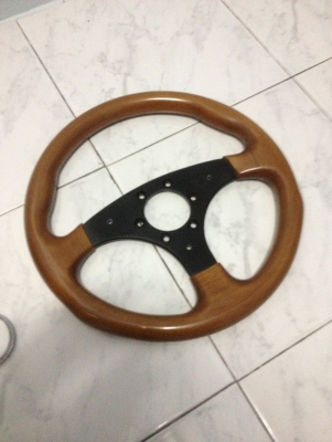 ขายพวงมาลัยไม้แท้ raid made in ltaly 13"5 แท้ พร้อมคอปั้มตราmomo ถอดออกจากe30 เพือนฝากขายคับ ราคา1200บาท โทร0924462525โส