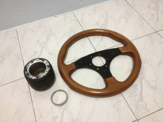 ขายพวงมาลัยไม้แท้ raid made in ltaly 13"5 แท้ พร้อมคอปั้มตราmomo ถอดออกจากe30 เพือนฝากขายคับ ราคา1200บาท โทร0924462525โส