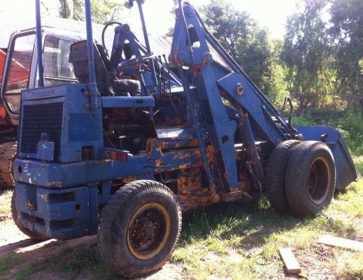 KOMATSU SD25 รถตักล้อยาง สภาพดีเหมือนรถเก่านอกเลยครับ พร้อมทำงานได้เลยไม่มีปัญหา เครื่องแน่นดีไม่มีเยิ้ม ปั๊มเดิมๆทำงานเร็วคล่องตัวดี ตักได้ครึ่งคิว ช่วงล่างแน่น เอกสารสัญญาซื้อขาย ราคาต่อรองได้ครับ