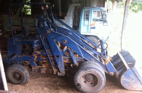 KOMATSU SD25 รถตักล้อยาง สภาพดีเหมือนรถเก่านอกเลยครับ พร้อมทำงานได้เลยไม่มีปัญหา เครื่องแน่นดีไม่มีเยิ้ม ปั๊มเดิมๆทำงานเร็วคล่องตัวดี ตักได้ครึ่งคิว ช่วงล่างแน่น เอกสารสัญญาซื้อขาย ราคาต่อรองได้ครับ