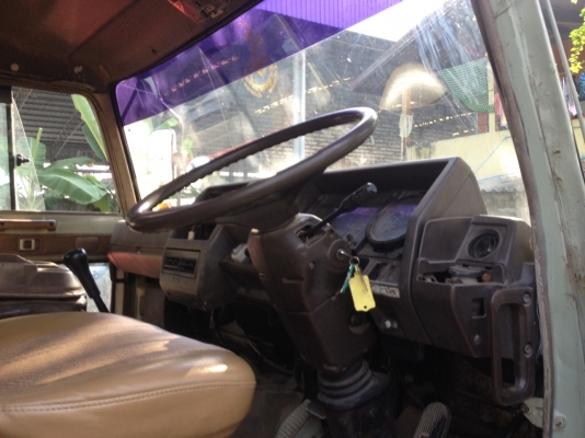 ขาย รถบรรทุก 6 ล้อ HINO 2 เพลา (แชสซี+เครื่องสิบส้อ)