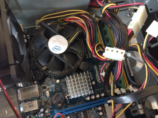 คอมพิวเตอร์ ยกชุด / จอ samsung / ชุดคีบอร์ทไร้สาย logitech พึ่งเปลี่ยน เมมบอร์ท มา 2600