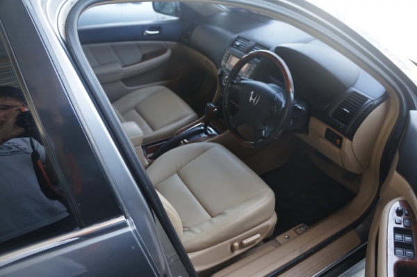 HONDA ACCORD ปี 2006 ตัว TOP เบาะหนังปรับไฟฟ้า ARIBAG คู่หน้า ชุดแต่งสเกริดรอบคัน ล้อ MAX เบรค ABS กระจกไฟฟ้า เครื่องเดิมวิ่งดี ช่วงล่างแน่น สีสวย ภายในสภาพสวย รถพร้อมใช้งาน จัดไฟแนนได้ ฟรีดาวน์