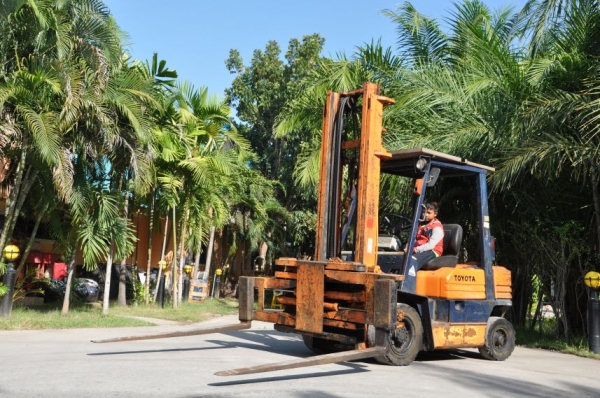 ขายFORKLIFT TOYOTA 2.3ตันครึ่ง(เสาสูง4เมตรงายืด หนีบ หมุน360องศา)สภาพสวยเดิมจากญี่ปุ่นยังไม่เคยใช้ในไทย175,000เท่านั้น!!