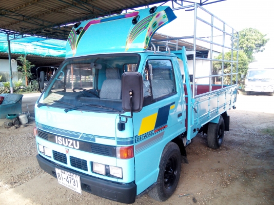 4 ล้อบรรทุก  ISUZU  NKR  88  แรงม้า  *ยาว 3.20 ม. *  รถสวยเดิม+สวยจริง+สภาพพร้อมใช้งาน  * รถห้างแท้ * มีเล่มพร้อมโอน *